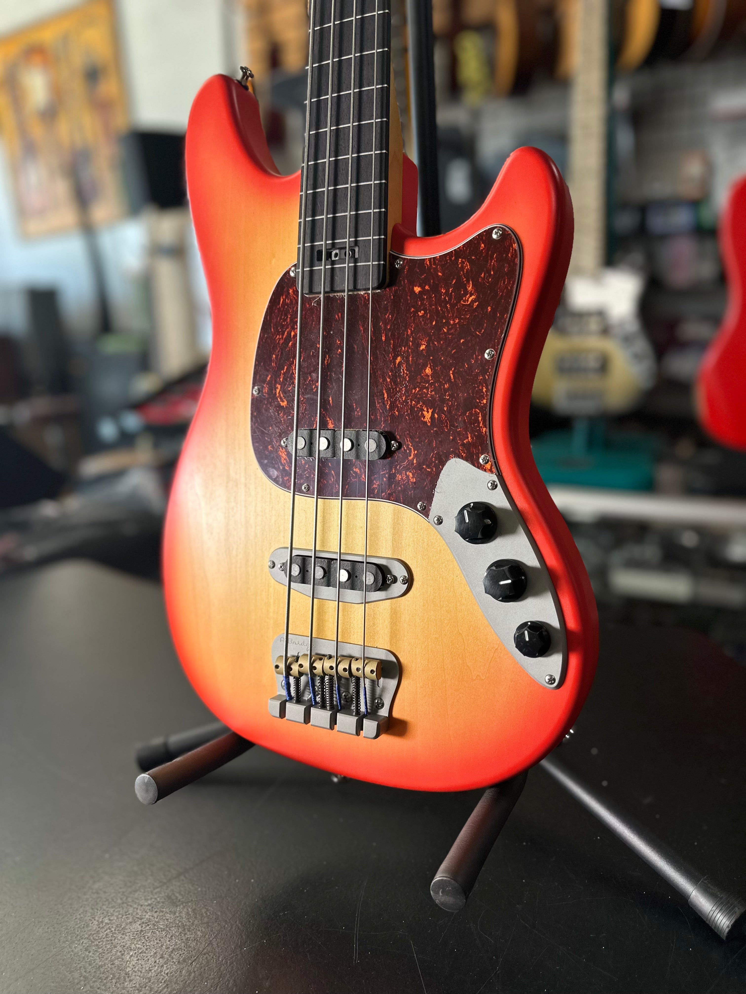 Ampmaster 5 String Dual Pickup Short scale 30" Electric Bass Guitar Sienna Burst Satin Nitro