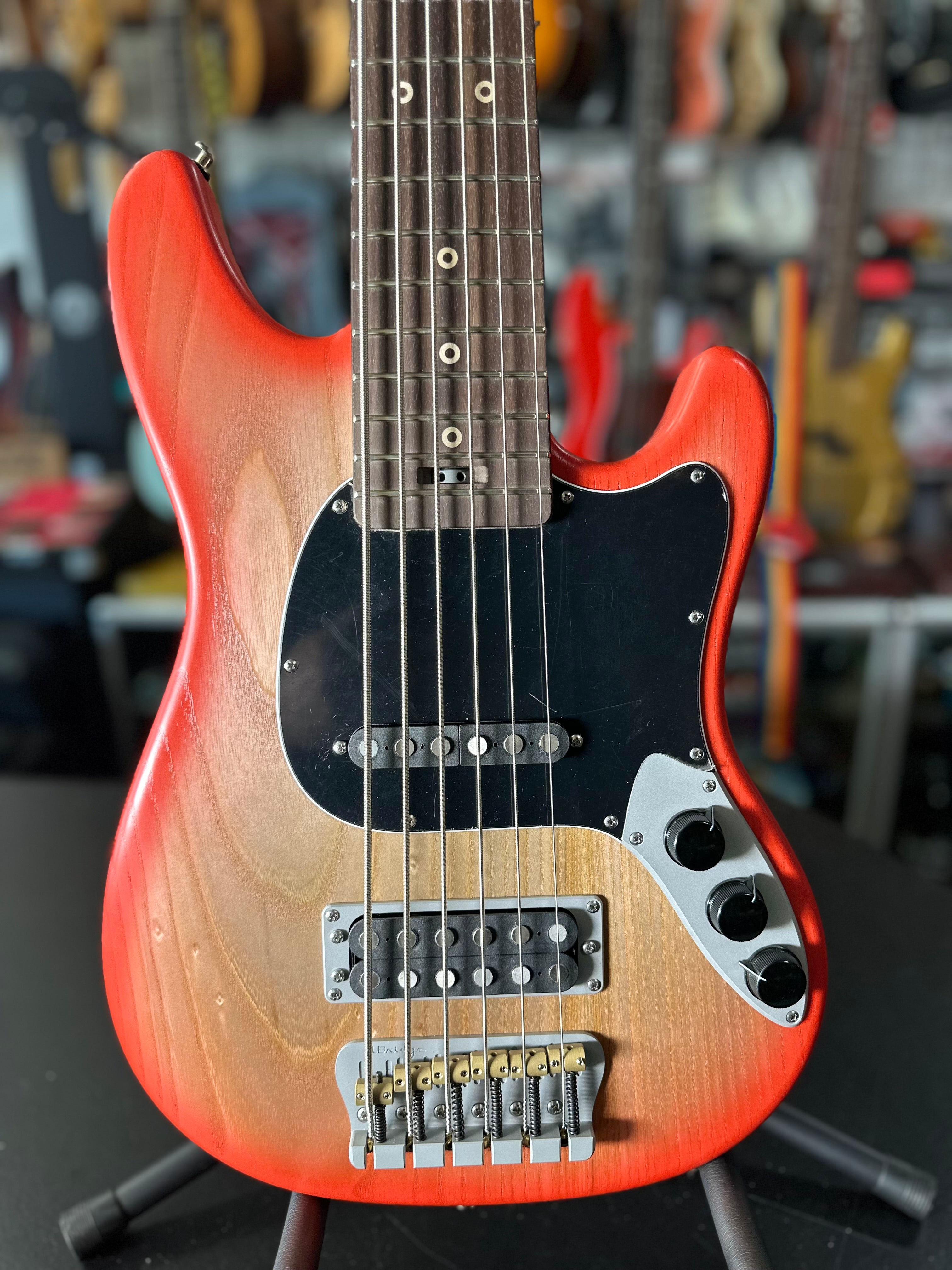 Ampmaster 6 String Dual Pickup Short scale 30" Electric Bass Guitar Sienna Burst