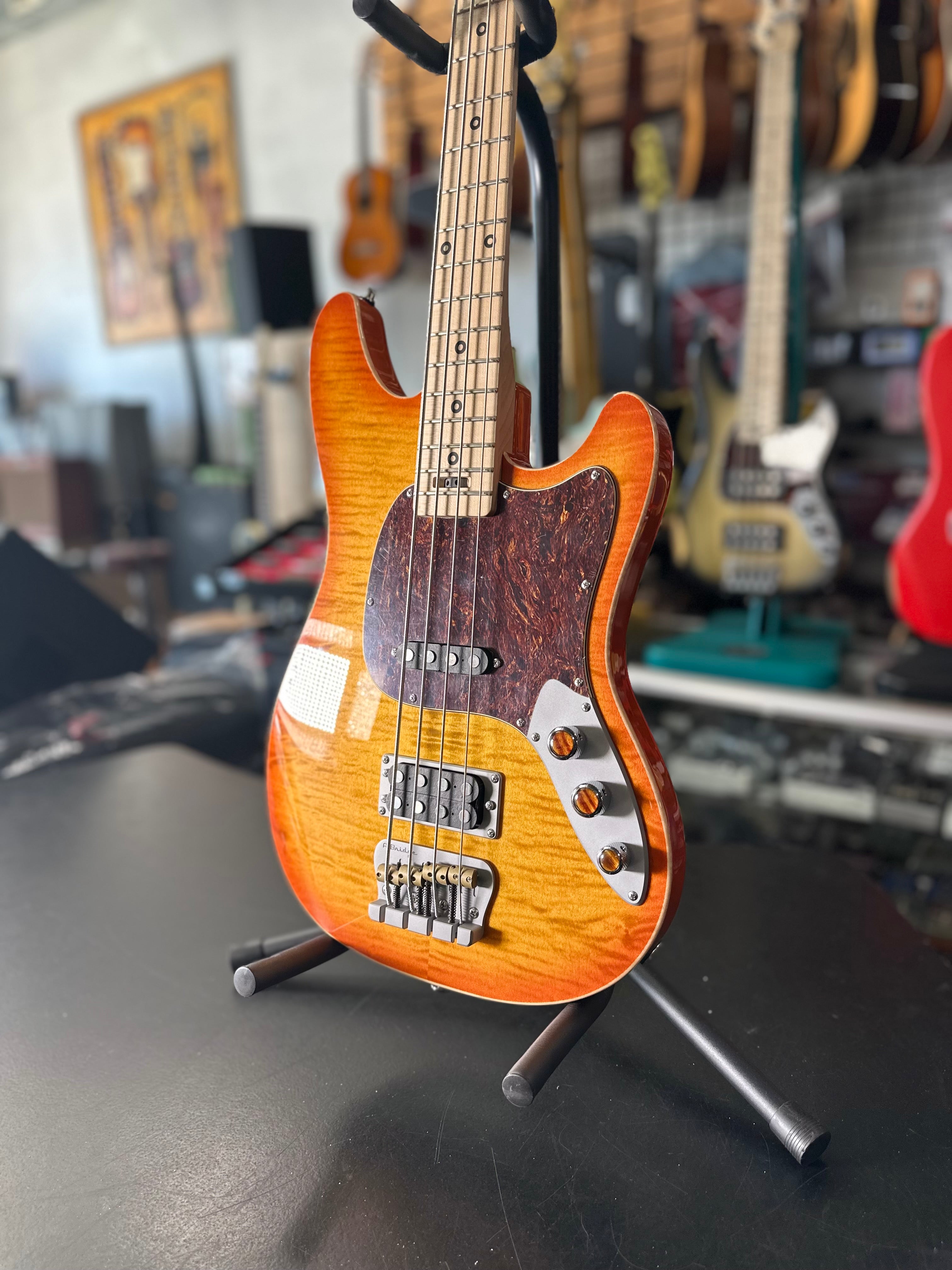 AmpMaster 4 Bass short scale 30 Flame Maple Amber Burst