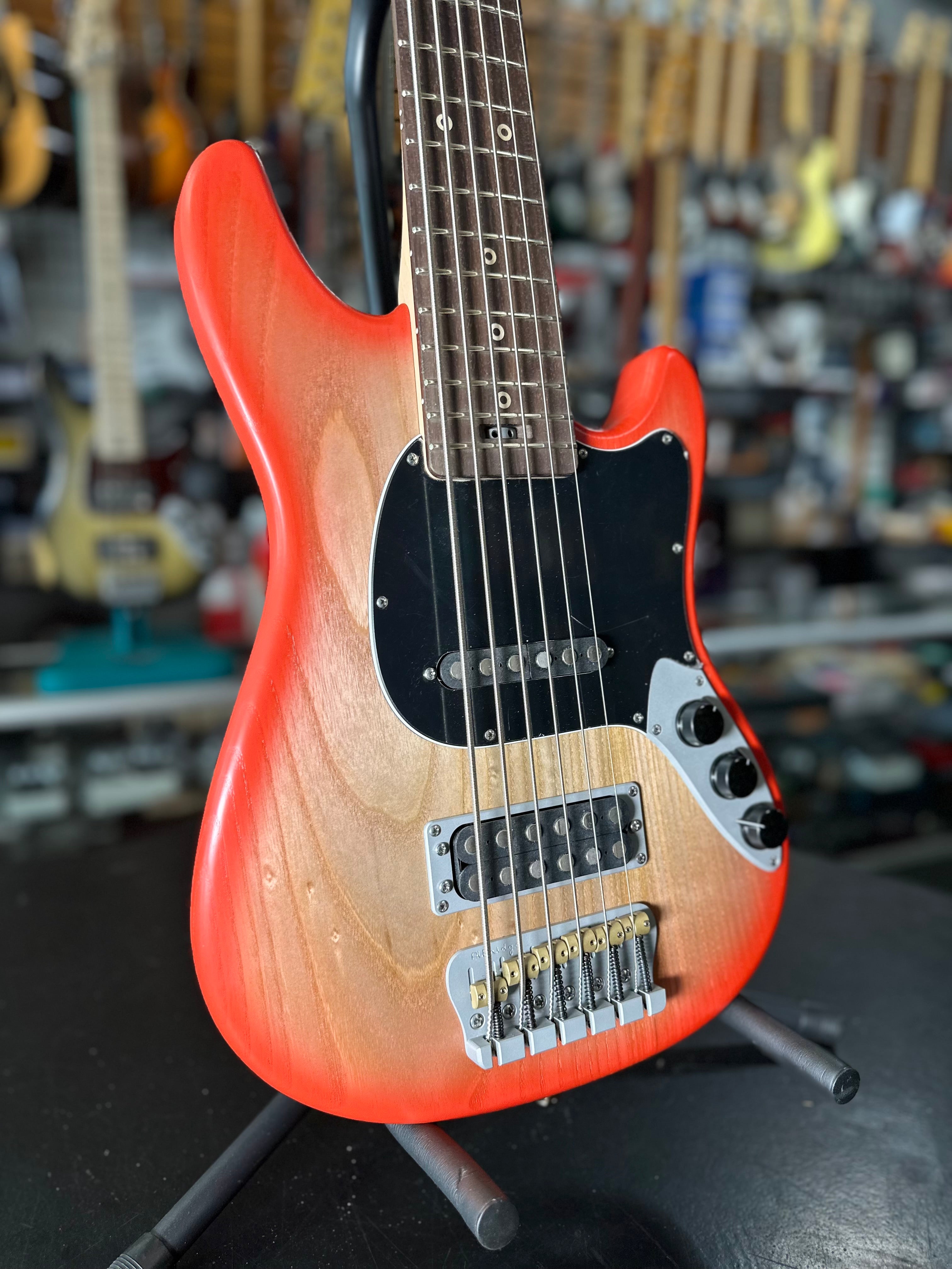 Ampmaster 6 String Dual Pickup Short scale 30" Electric Bass Guitar Sienna Burst