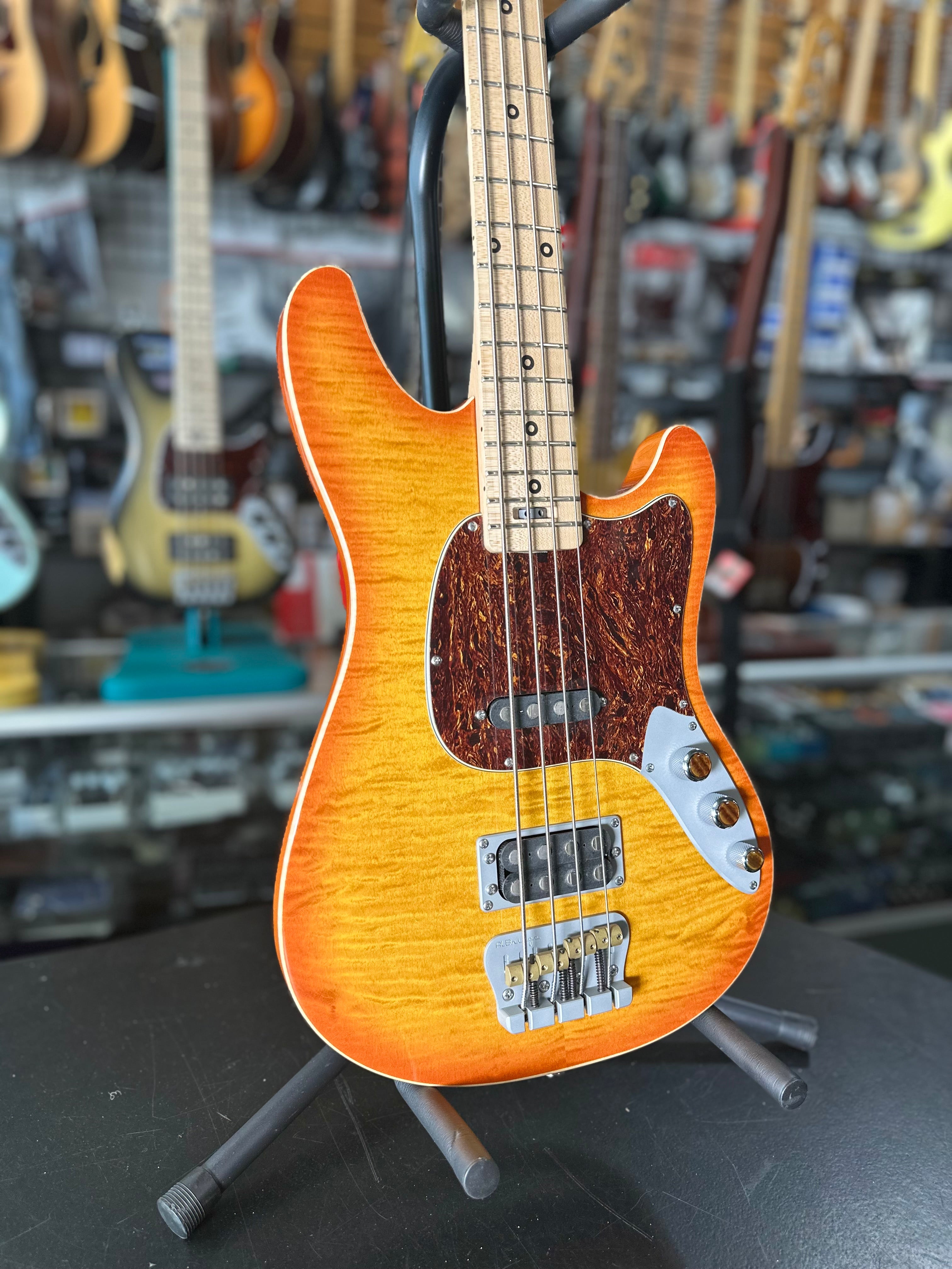 AmpMaster 4 Bass short scale 30 Flame Maple Amber Burst
