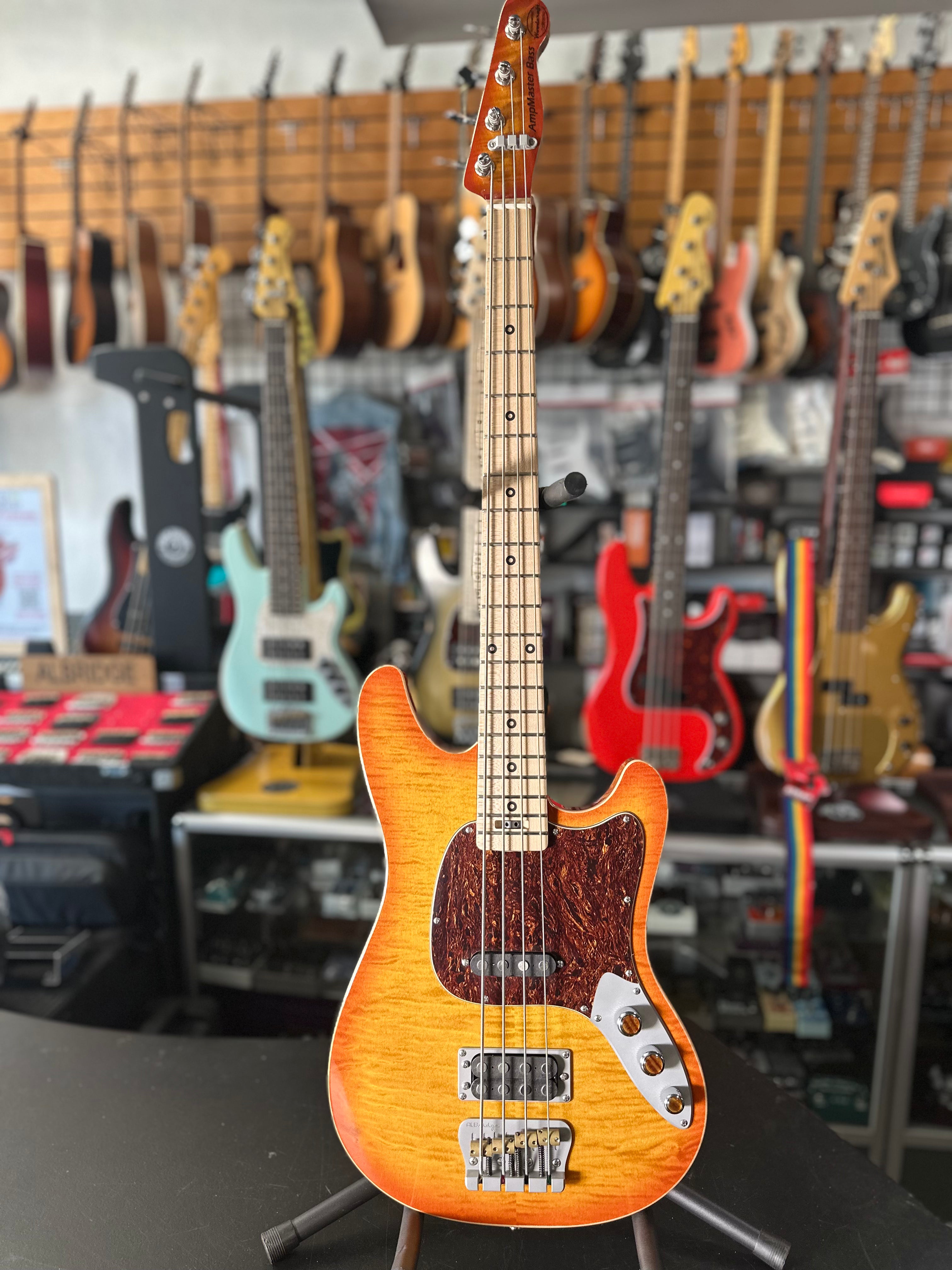 AmpMaster 4 Bass short scale 30 Flame Maple Amber Burst