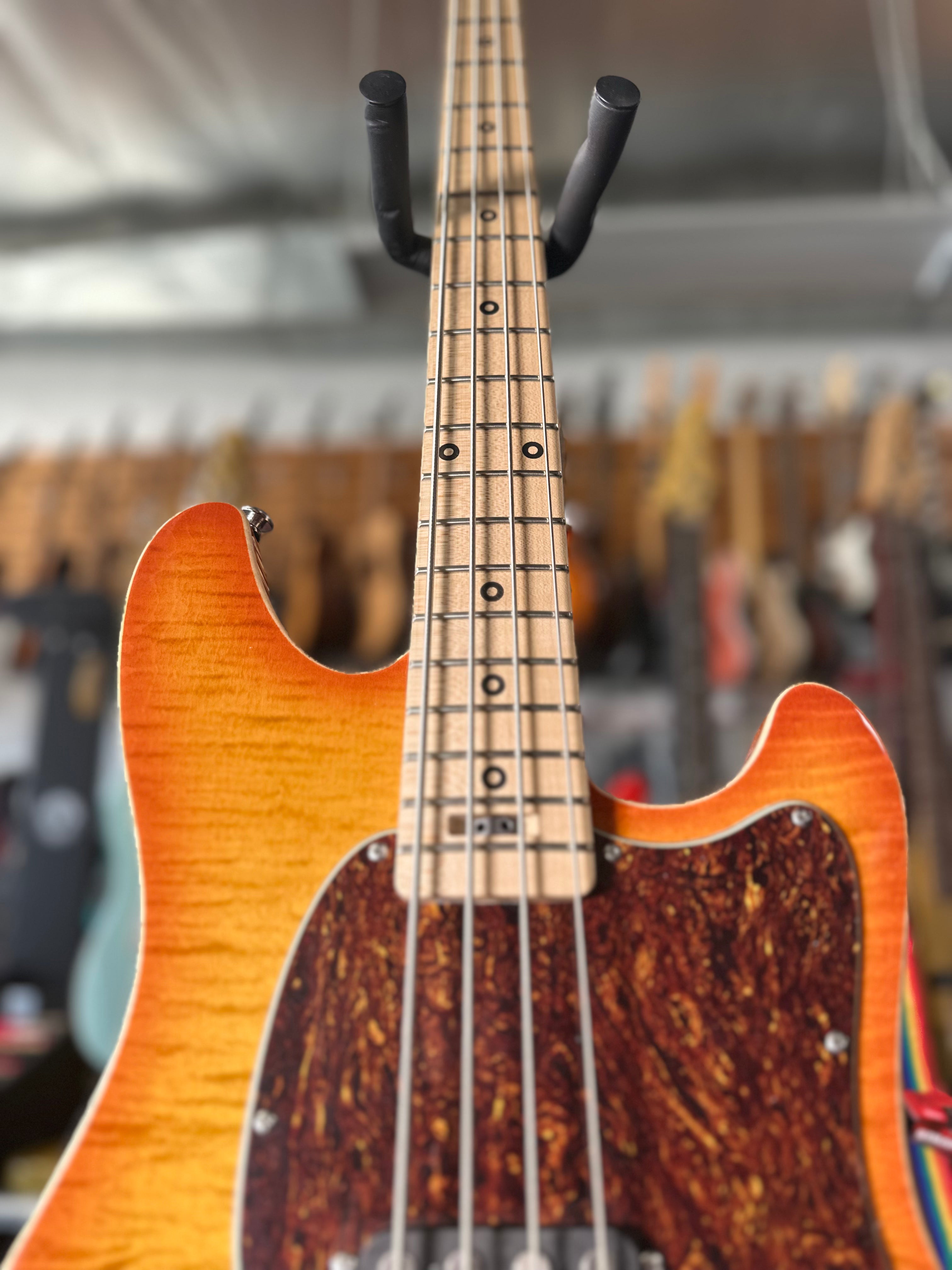 AmpMaster 4 Bass short scale 30 Flame Maple Amber Burst
