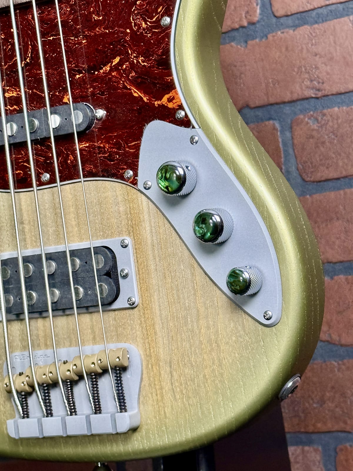 AmpMaster 5 Bass MEDIUM Scale 32" ||  Electric guitars Dual Pickup Green Golden Ash