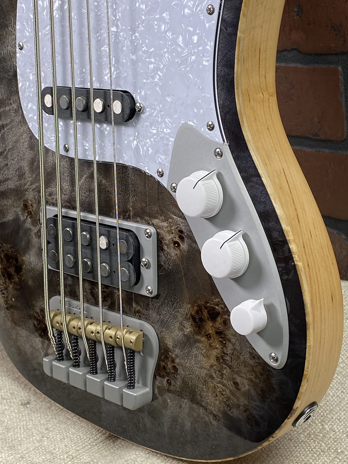 Ampmaster 5 String Dual Pickup Shortscale 30" Electric Bass Guitar Gloss Grey Burst Burl