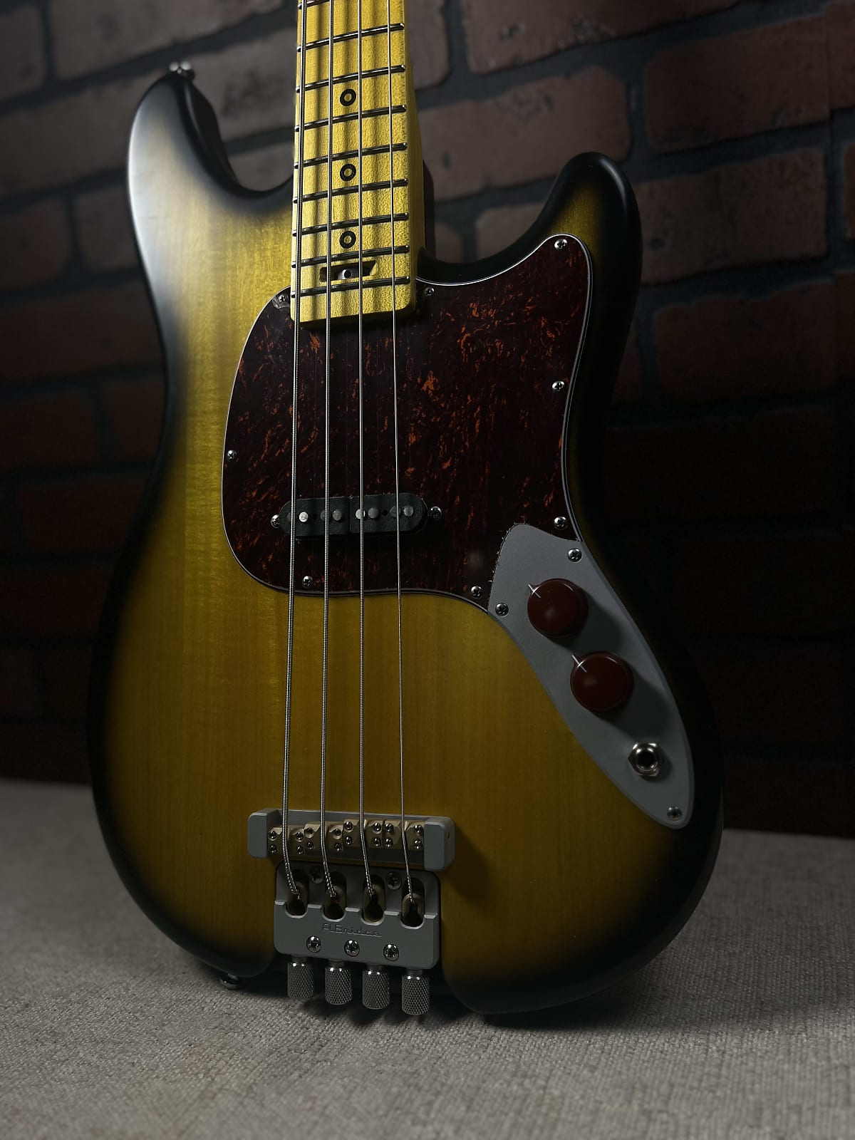 Headless Woodcraft electric guitars AmpMaster 4 Bass Short Scale 30"