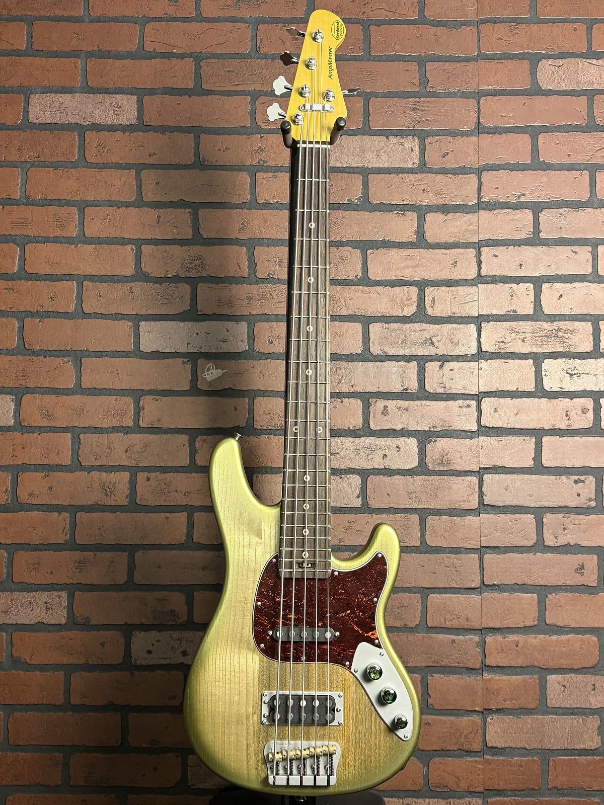 AmpMaster 5 Bass MEDIUM Scale 32" ||  Electric guitars Dual Pickup Green Golden Ash