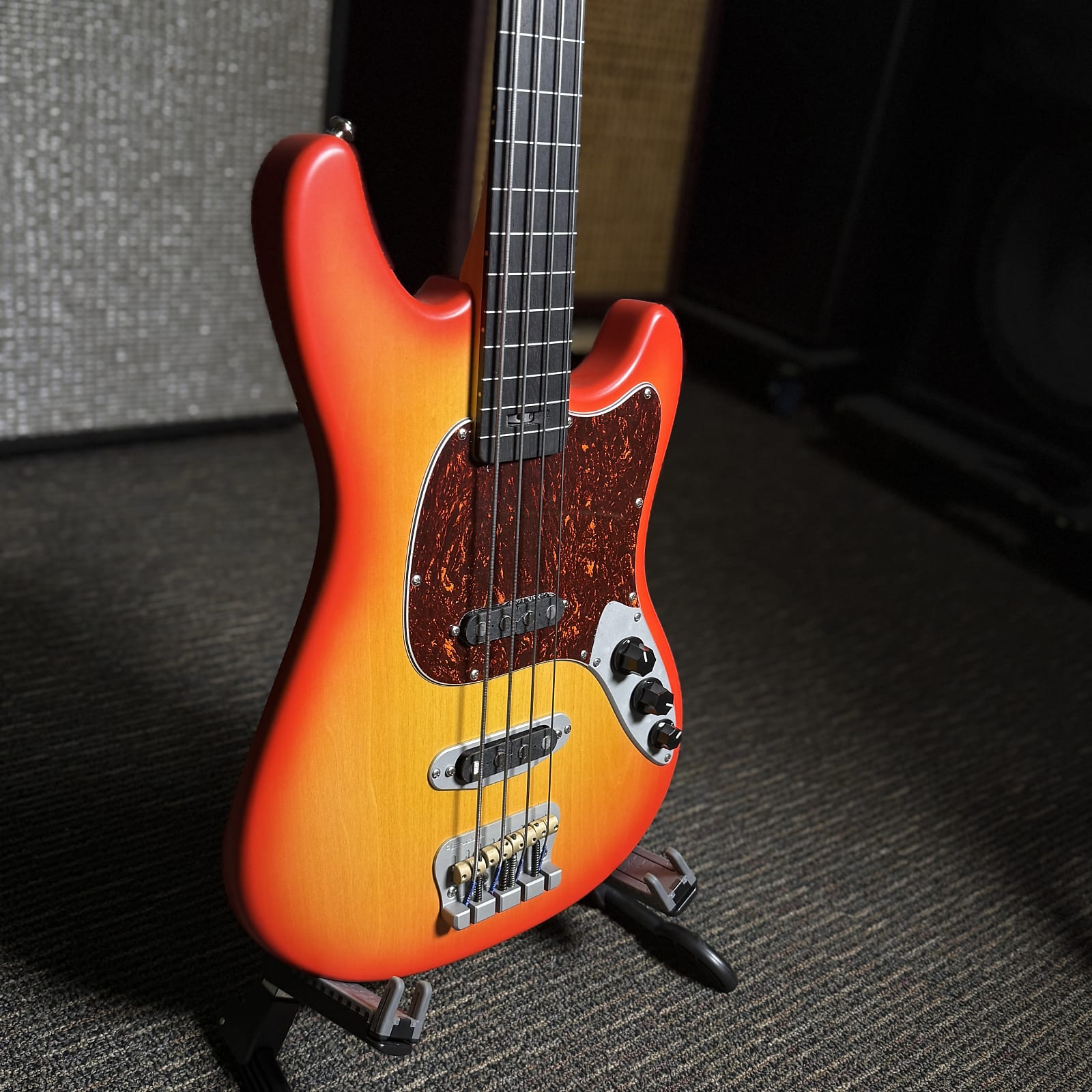 AmpMaster 4 Fretless bass w Line frets Sienna Burst Satin