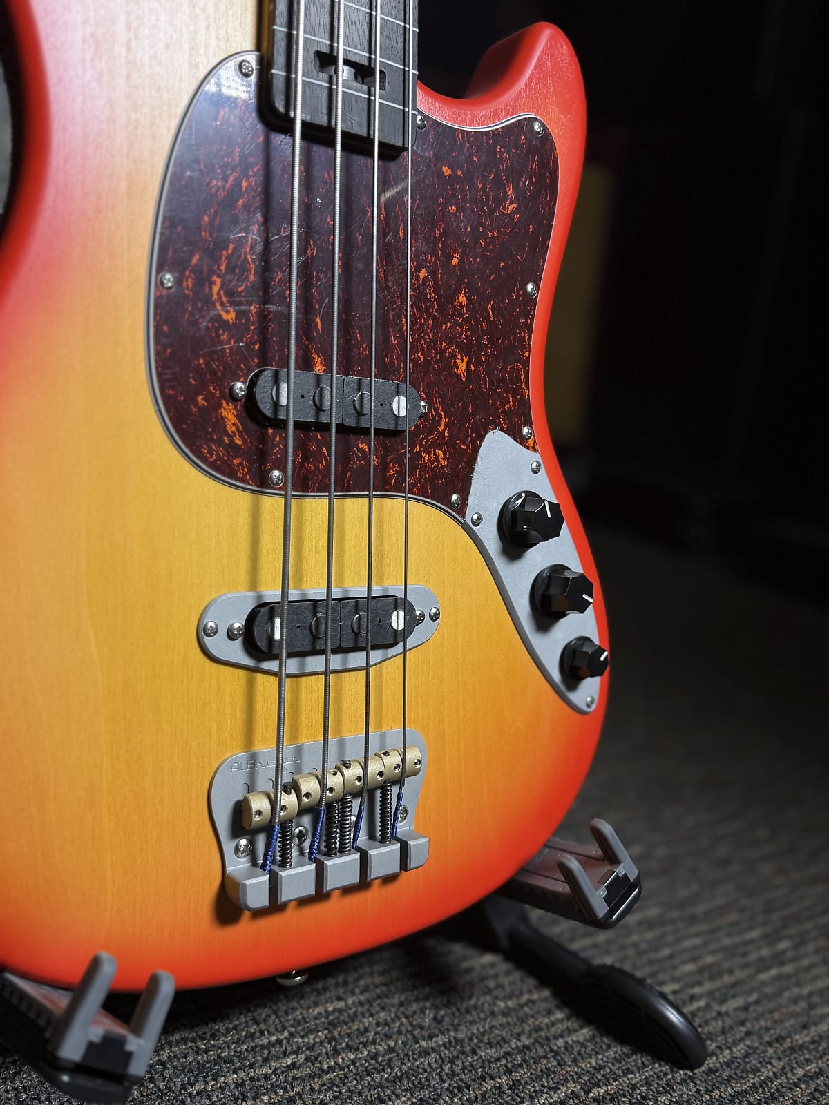 AmpMaster 4 Fretless bass w Line frets Sienna Burst Satin