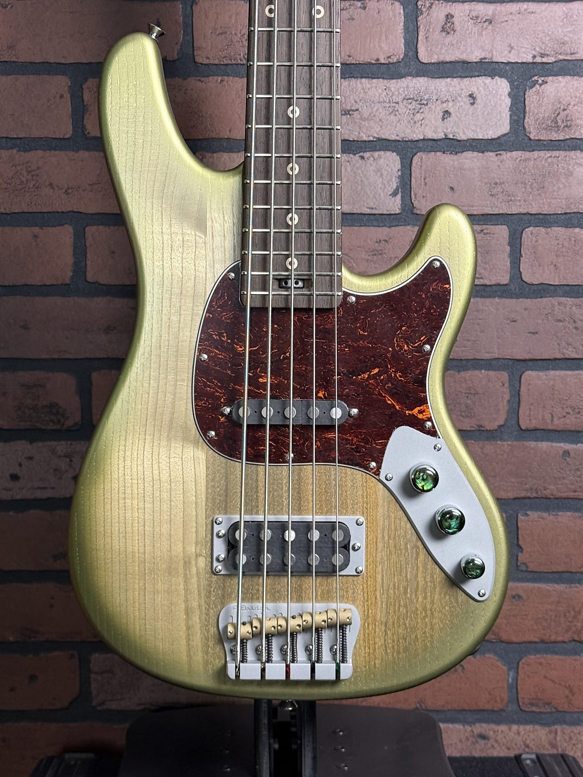 AmpMaster 5 Bass MEDIUM Scale 32" ||  Electric guitars Dual Pickup Green Golden Ash