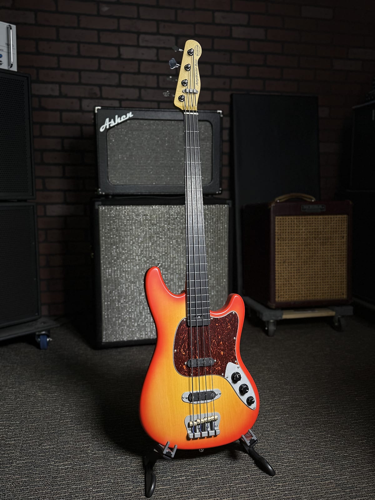 AmpMaster 4 Fretless bass w Line frets Sienna Burst Satin
