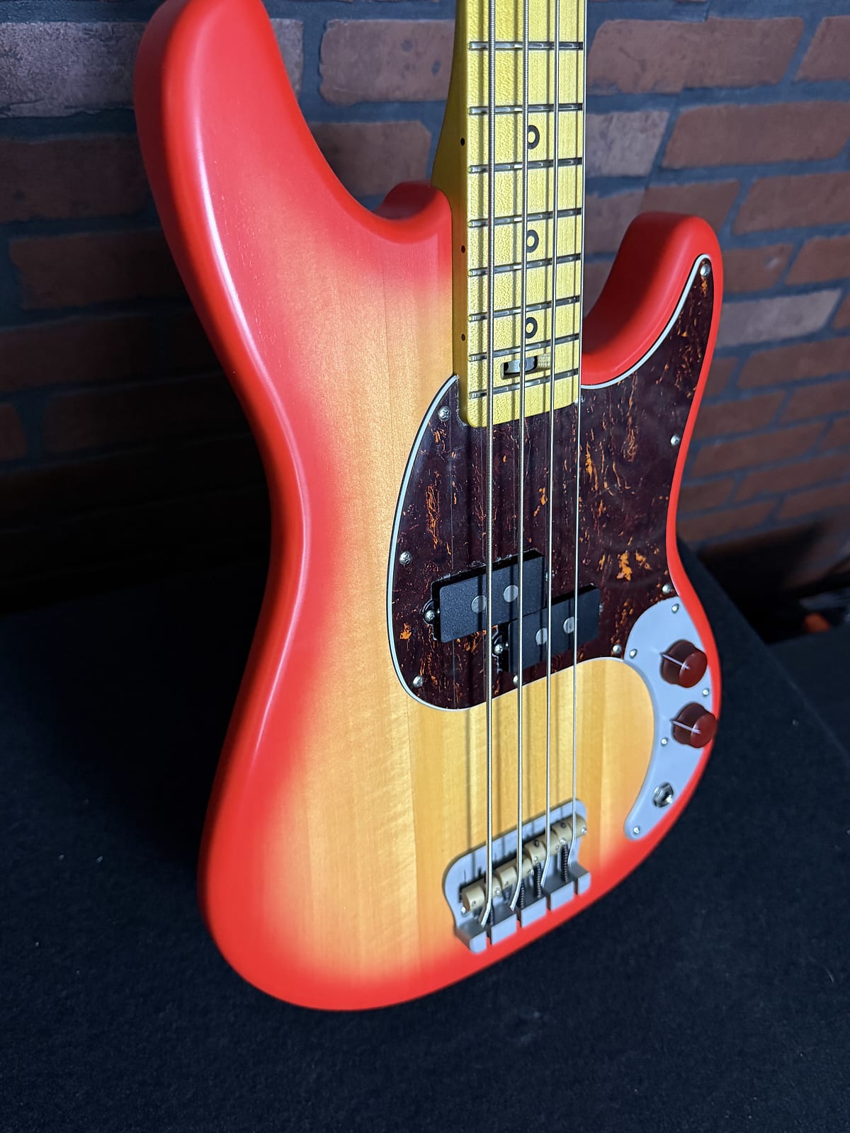 AmpMaster 4 P Bass short scale 30" Sienna Burst