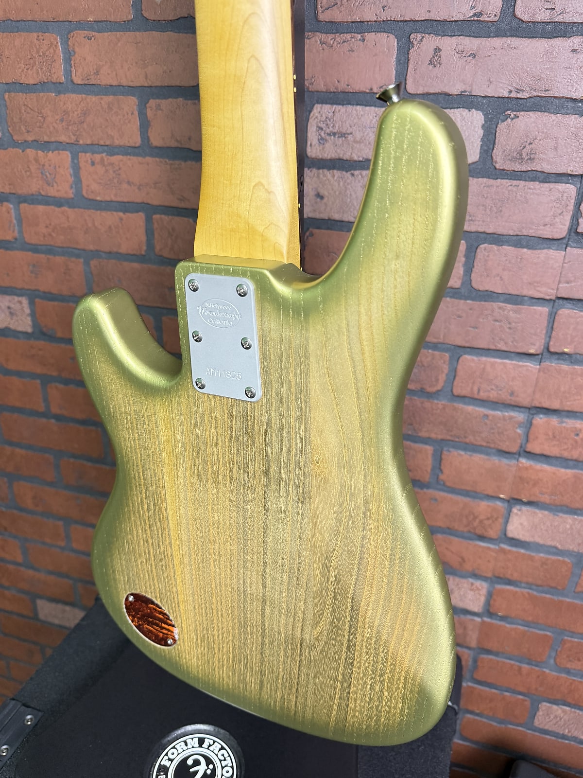 AmpMaster 5 Bass MEDIUM Scale 32" ||  Electric guitars Dual Pickup Green Golden Ash