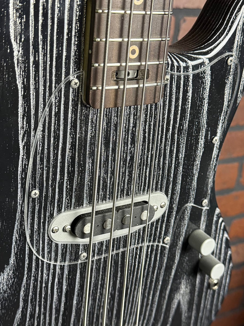 Woodcraft electric guitars AmpMaster 4 Bass short scale 30" Barhat Silver Pore