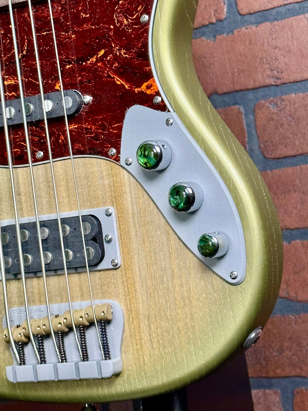 AmpMaster 5 Bass MEDIUM Scale 32" ||  Electric guitars Dual Pickup Green Golden Ash