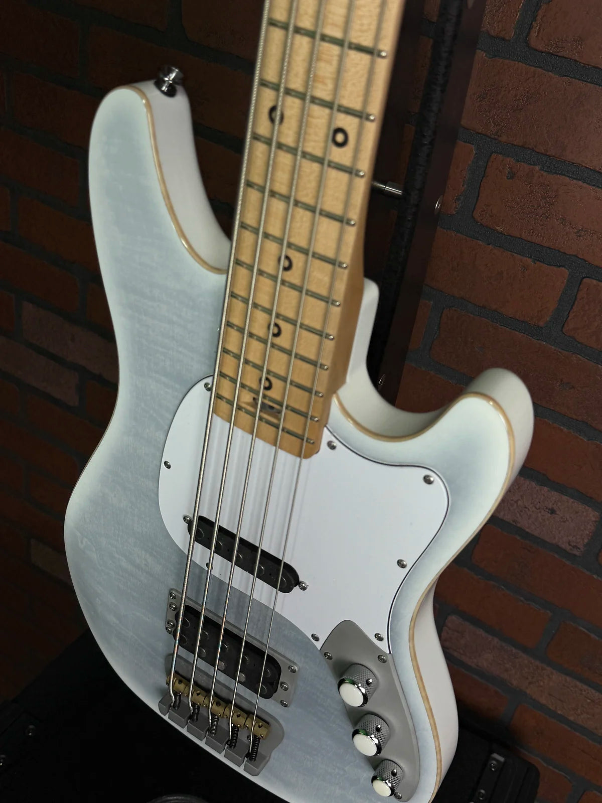 Woodcraft electric guitars AmpMaster 5 Bass short scale 30" Frost Milk Flame Maple