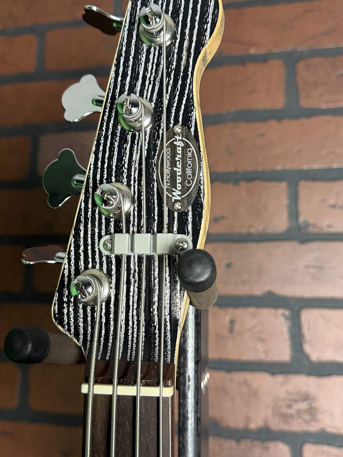 Woodcraft electric guitars AmpMaster 4 Bass short scale 30" Barhat Silver Pore