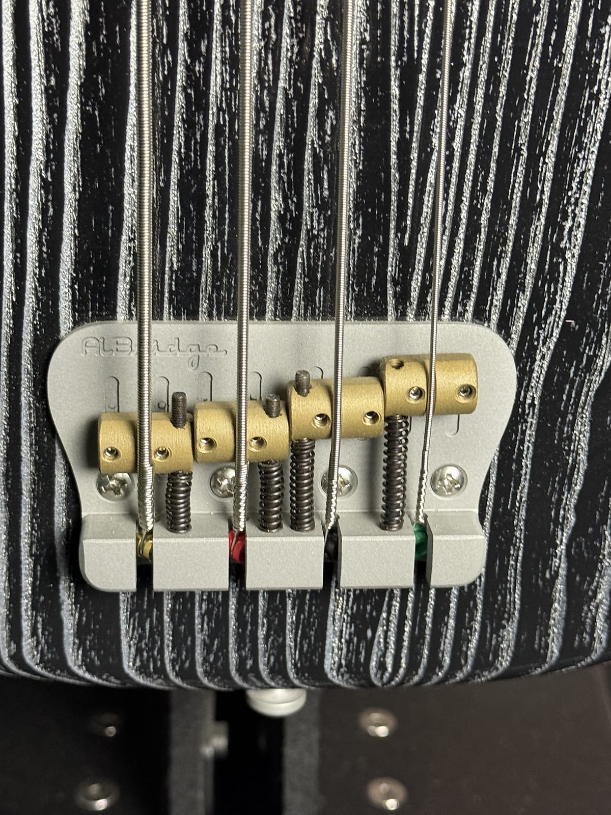 Woodcraft electric guitars AmpMaster 4 Bass short scale 30" Barhat Silver Pore