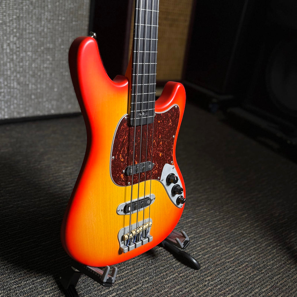 AmpMaster 4 Fretless bass w Line frets Sienna Burst Satin
