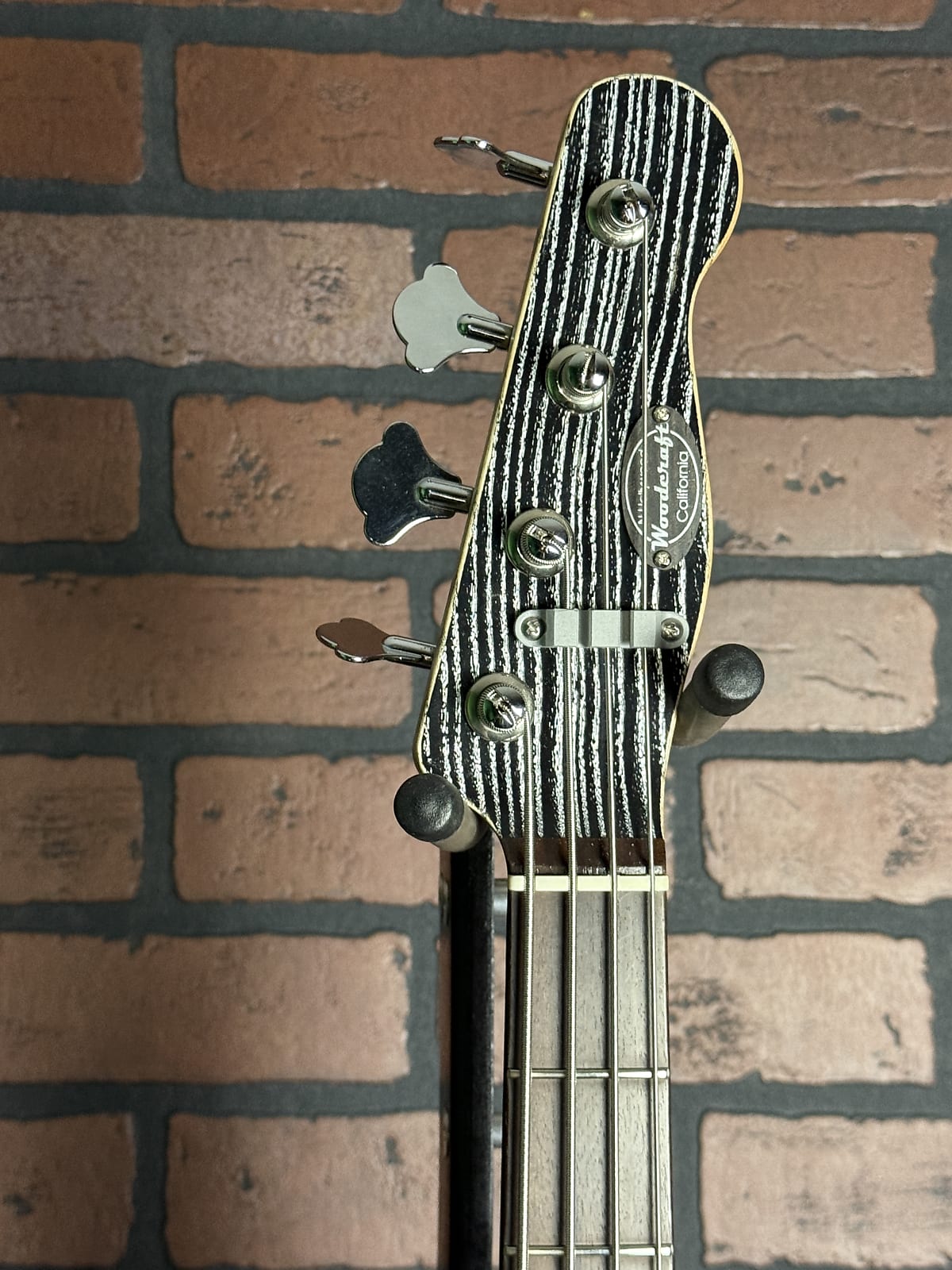 Woodcraft electric guitars AmpMaster 4 Bass short scale 30" Barhat Silver Pore