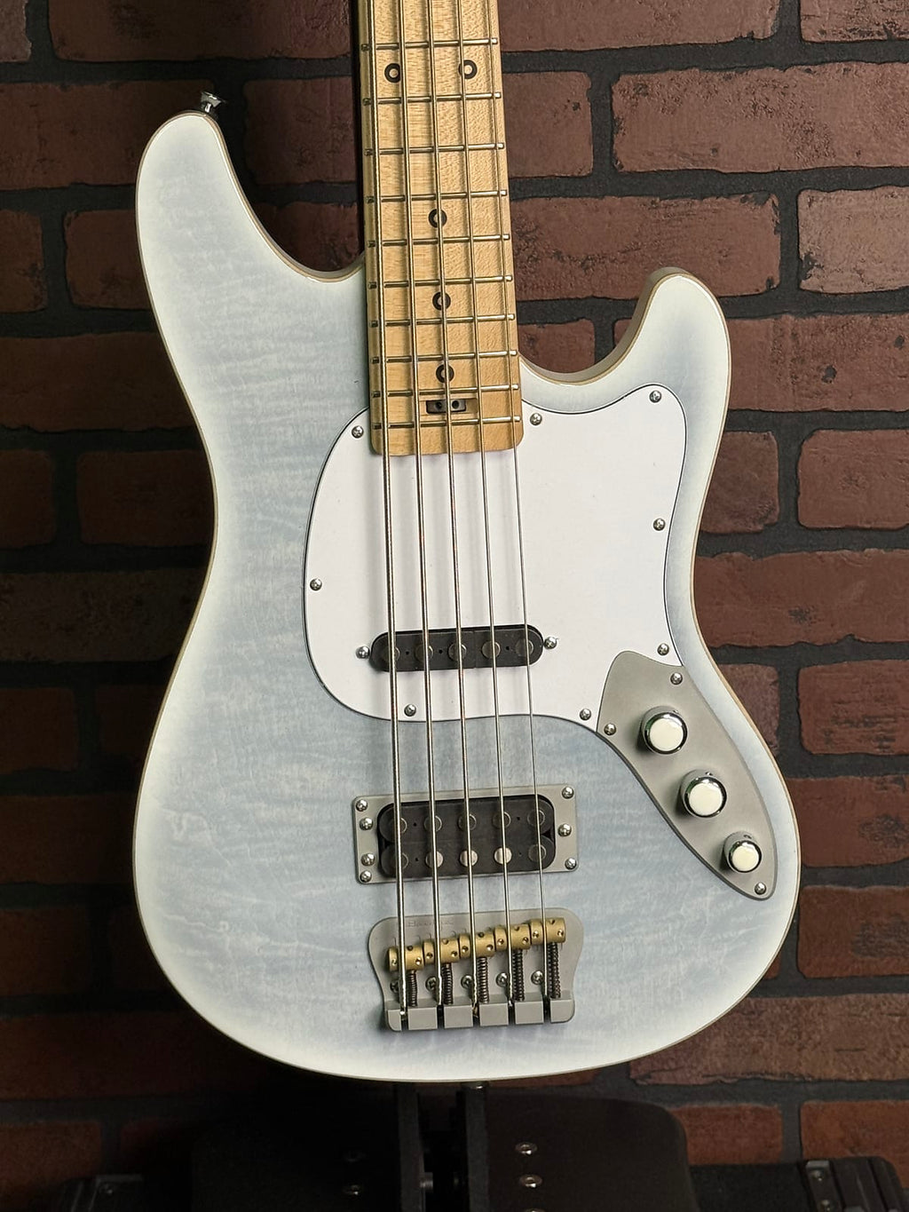 Woodcraft electric guitars AmpMaster 5 Bass short scale 30" Frost Milk Flame Maple