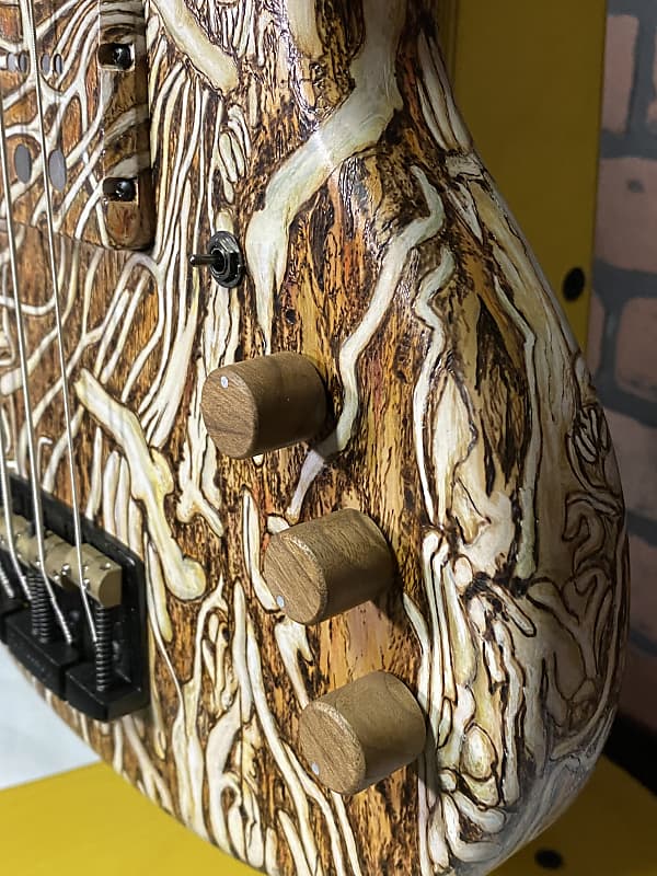 Short Scale bass Form Factor Audio Wombat Pyrographic 4-String Terminator Bass