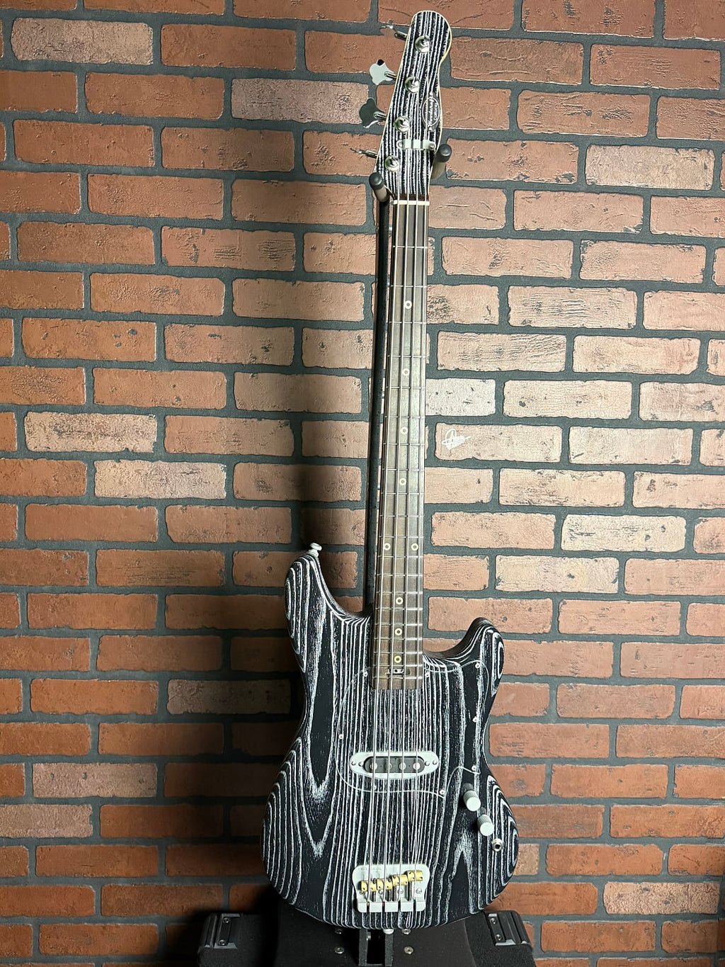 Woodcraft electric guitars AmpMaster 4 Bass short scale 30" Barhat Silver Pore