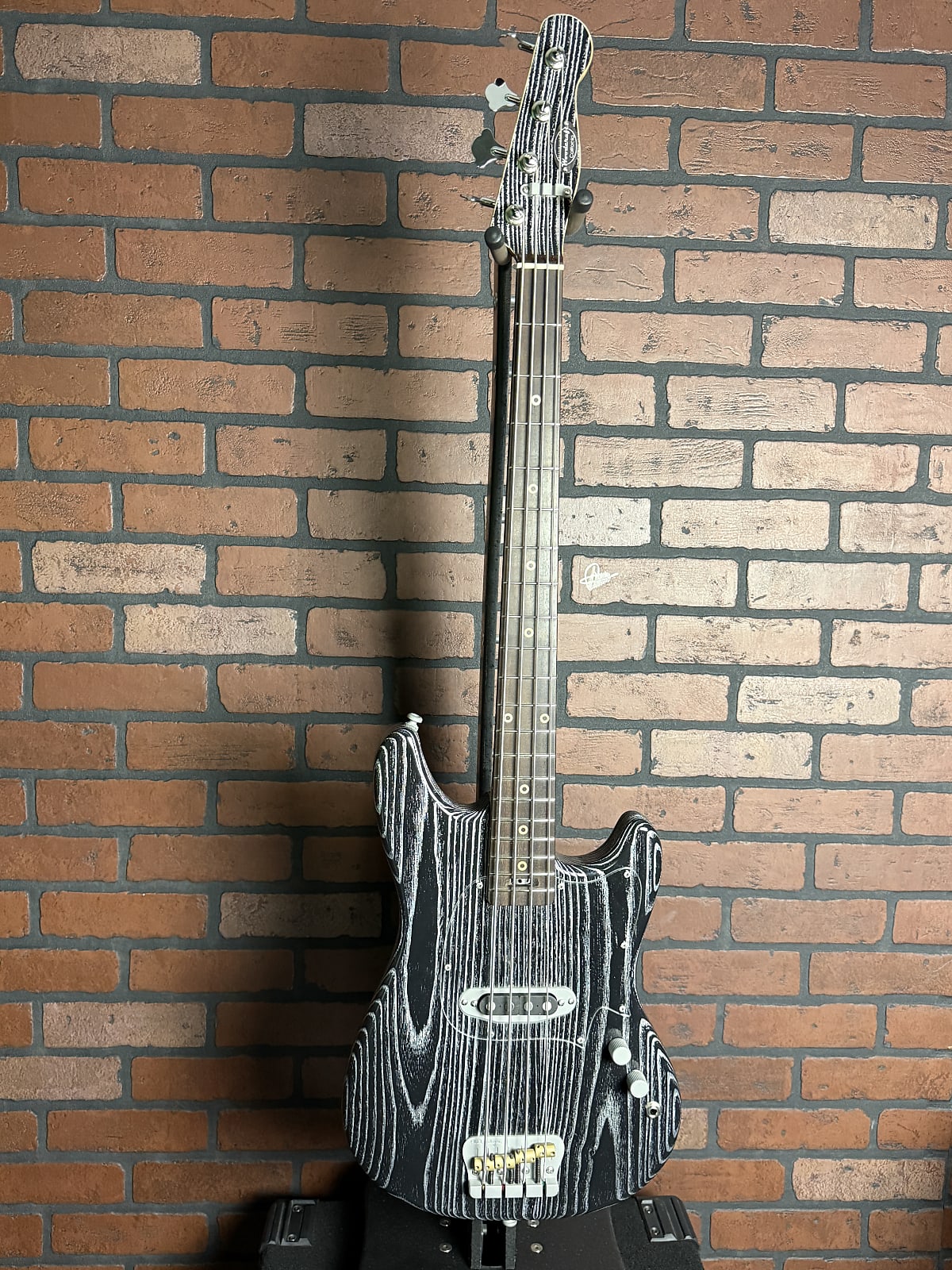 Woodcraft electric guitars AmpMaster 4 Bass short scale 30" Barhat Silver Pore