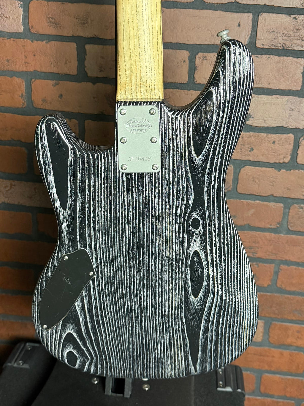 Woodcraft electric guitars AmpMaster 4 Bass short scale 30" Barhat Silver Pore