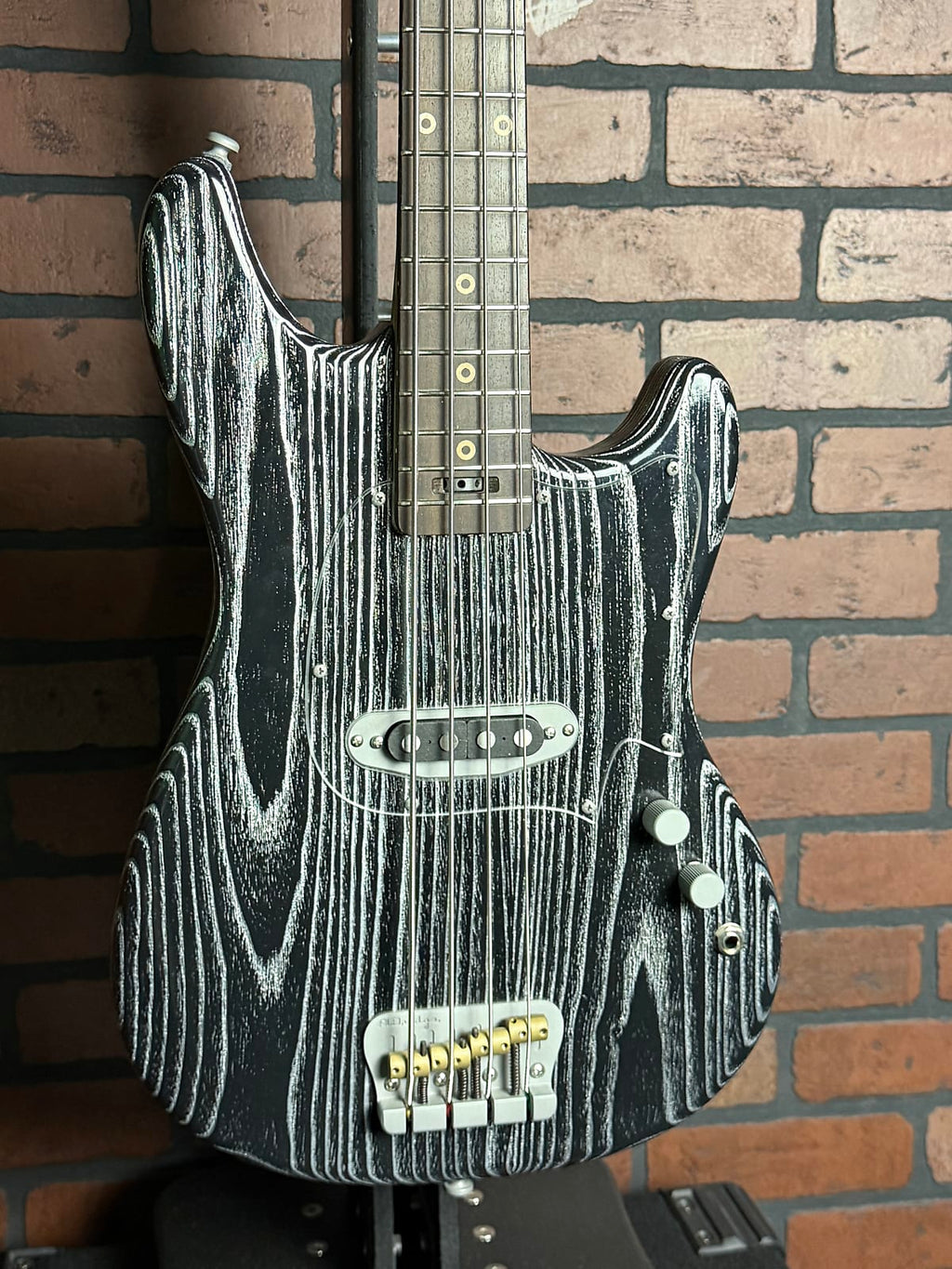 Woodcraft electric guitars AmpMaster 4 Bass short scale 30" Barhat Silver Pore