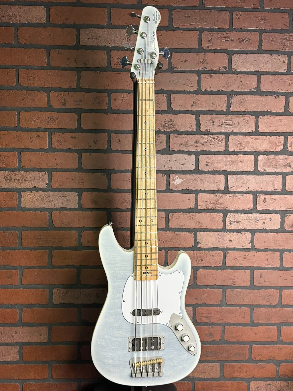 Woodcraft electric guitars AmpMaster 5 Bass short scale 30" Frost Milk Flame Maple