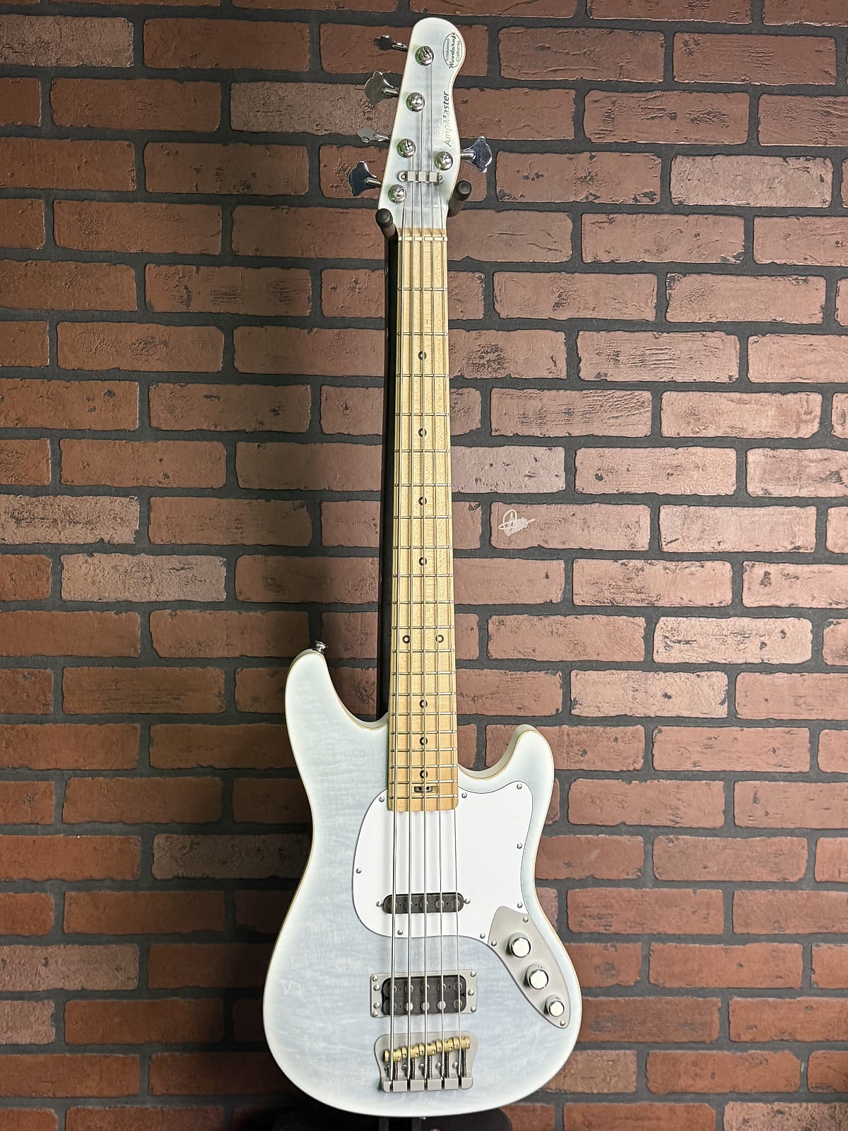 Woodcraft electric guitars AmpMaster 5 Bass short scale 30" Frost Milk Flame Maple