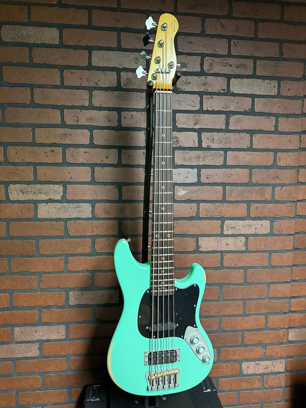 Woodcraft electric guitars AmpMaster 5 Bass short scale 30" Relic Sea Foam Green