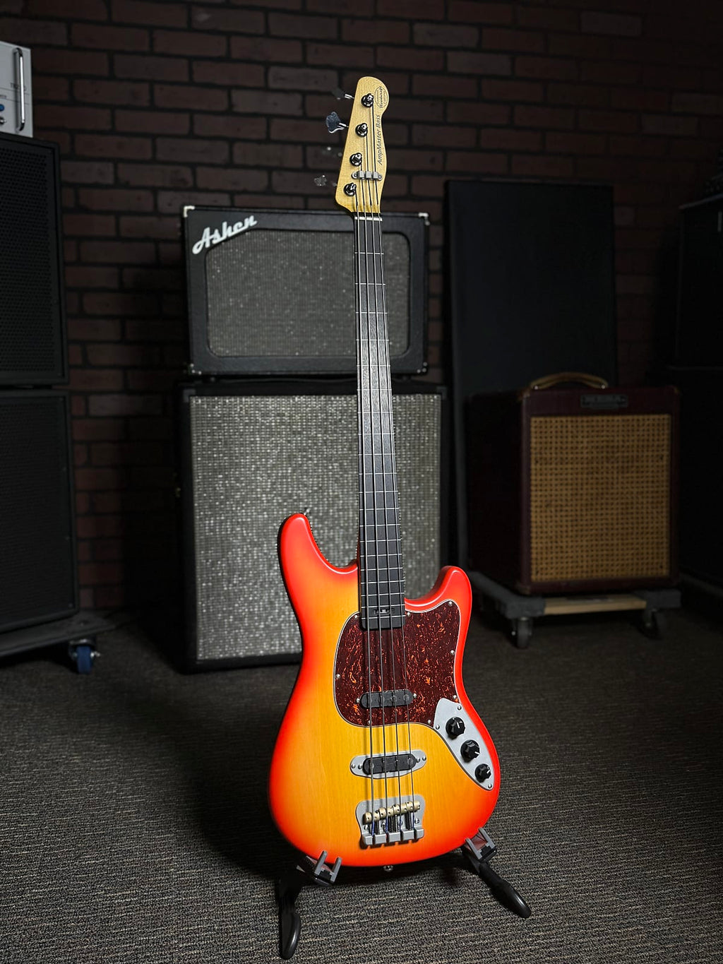 AmpMaster 4 Fretless bass w Line frets Sienna Burst Satin