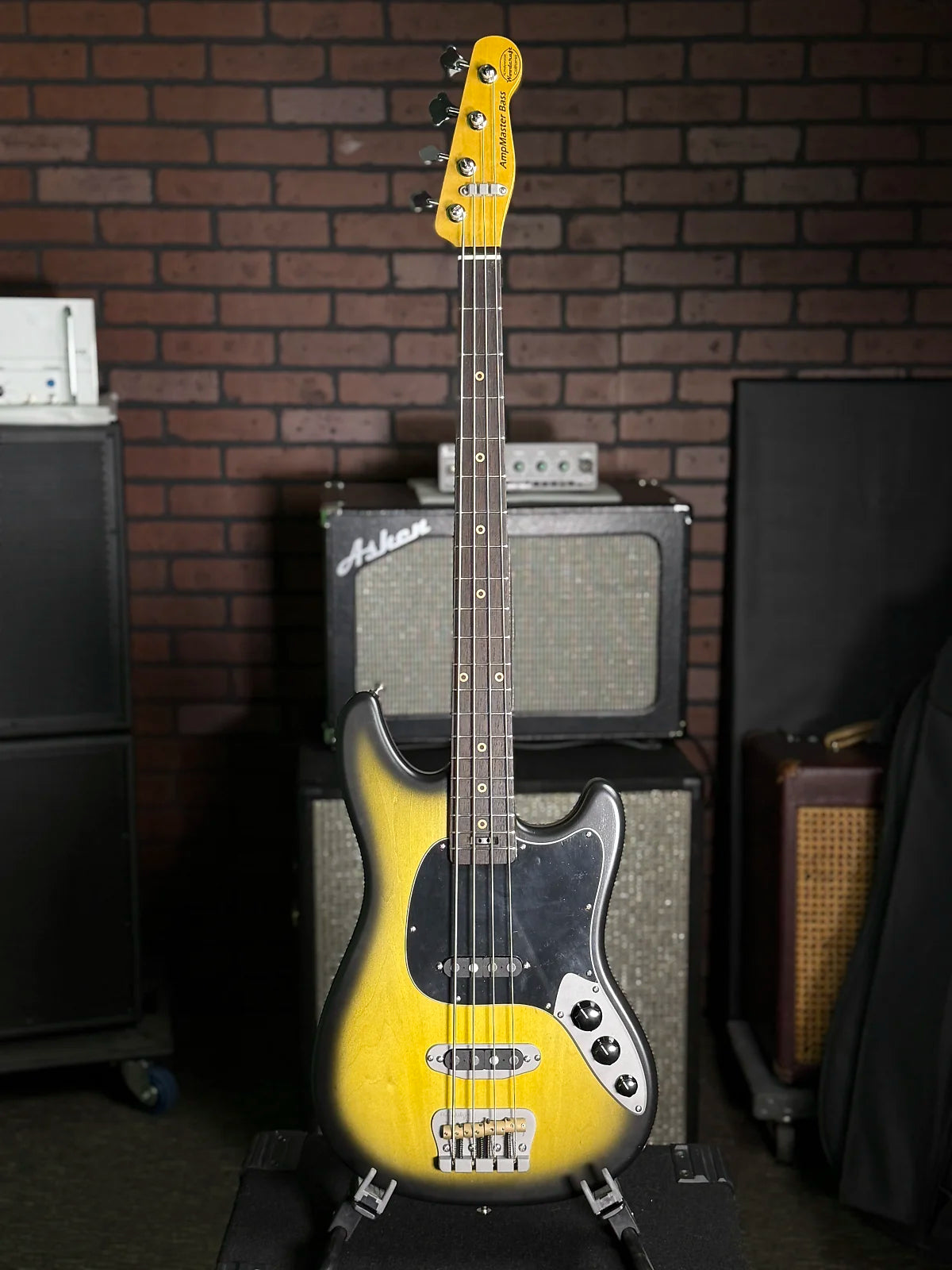 AmpMaster 4 Bass short scale 30" 2 Tone Burst